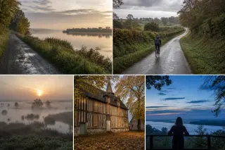 Chemin de halage mouillé longeant la Seine à l’aube, cycliste isolé sur route bocagère, marais brumeux au lever du soleil, manoir normand à colombages en automne, silhouette regardant la Seine au crépuscule